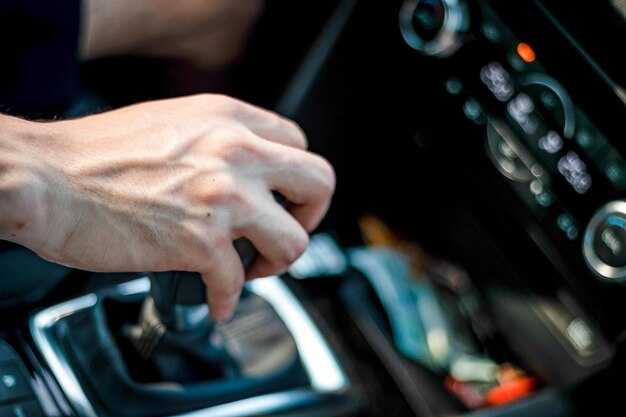 Удаление фиксаторов и защелок центральной части