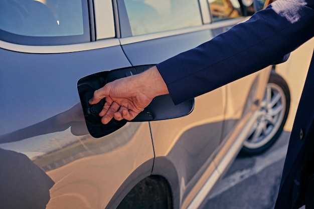 Снятие внутренней обивки и аксессуаров с двери